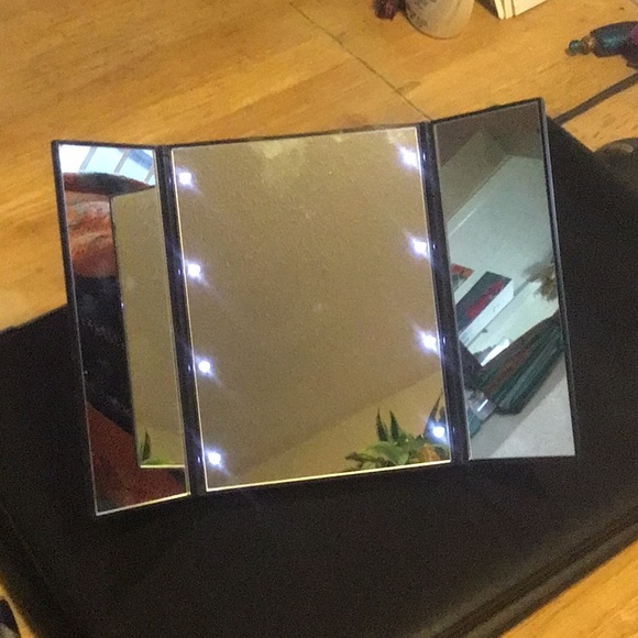 Trifold compact makeup mirror with foldable stand - Picture 3 of 7